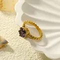 Detail van retro 18k vergulde ring met grote paarse edelsteen en kralenstructuur - US 6 / Goud Paarse Zirkonia