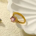 Detail van 18k vergulde ring met roze zirkoon gezet in een klassieke zes-klauws kroon - Goudkleur Roze Zirkonia