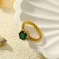 Vintage 18k vergulde ring met smaragdgroene edelsteen en een gedraaide band - US 6 / Goud Groen Zirconia