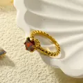 Detail van een vintage 18k vergulde ring met een grote rode zirkoon in een kroonzetting - US 6 / Goud Rood Zirkonia