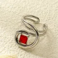 Eleganter 18k vergoldeter Edelstahlring mit quadratischem rotem Zirkon und geschwungenem Design - Einstellbar Offen / Stahl Roter Zirkon