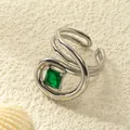Detailansicht eines silbernen geschwungenen Rings mit quadratischem grünen Zirkon - Einstellbar Offen / Silber mit grünem Zirkon