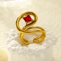 Detailansicht eines gebogenen 18k vergoldeten Rings mit quadratischem rotem Zirkonia - Einstellbar Offen / Gold Roter Zirkonia