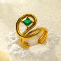Makroaufnahme eines 18k vergoldeten geschwungenen Rings mit grünem Zirkonstein - Einstellbar Offen / Gold Grüner Zirkonia