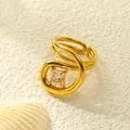 Detailansicht eines 18k vergoldeten Spiralrings mit quadratischem Zirkon-Edelstein - Einstellbar Offen / Gold Champagner Stein