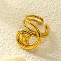 Makroaufnahme eines polierten 18k Goldrings mit gelbem Zirkon und geschwungenem Hohl-Design - Einstellbar Offen / Gold Gelb Zirkonia