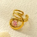 Makroaufnahme Goldener Spiralring mit quadratischem rosa Edelstein und Muscheldeko - Einstellbar Offen / Gold Rosa Zirkonia