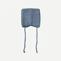 Berretto quadrato in misto lana di alpaca blu con orecchie di gatto e lacci regolabili - 22x20cm / Blu Nebbia