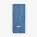 Blauer Schal aus Alpakawolle-Mix mit weicher Rippstrick-Textur und Materialetikett - Blau / 170x15cm