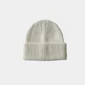 Klassische cremeweiße Beanie aus Wolle mit Rippenstrick für einen schlichten Winterlook - 22x23cm / Weiß