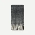 Weicher Wollmischschal in Grautönen mit dicken cremeweißen Quasten an den Enden - 215x27cm / Grau