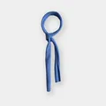Hellblauer schmaler Strickschal aus Wolle mit feiner Textur und Knotendetail - 170x10cm / Hellblau