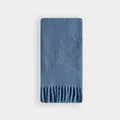 Sciarpa blu scuro in misto lana alpaca mohair con frange per un morbido calore invernale - Blu nebbia / 210x26cm