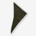 Écharpe triangulaire en laine mélangée à rayures vert foncé et noires, vue à plat - 110x40cm / Vert & Café