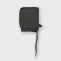 Dunkelgraue Strick-Balaclava aus Wollmischung für Damen mit dekorativem Seitenknopf - 38x27cm / Dunkelgrau