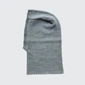 Graue Strick-Sturmhaube aus Wolle mit Rippstrick-Gesichtsöffnung für optimalen Winterschutz - 40x25cm / Hellgrau