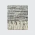 Bufanda de invierno de lana a rayas grises y blancas con borlas gruesas y textura suave - 200x30cm / Gris