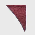 Foulard triangle en tricot de laine mélangée bordeaux avec coutures surjetées bleues - 110x40cm / Rouge