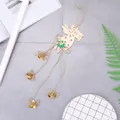 Pendentif de Noël ange en bois avec cloches dorées en métal et petite fleur en feutre vert - Style d'Ange