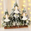 Drie engelhangers met gouden vleugels hangend aan mini besneeuwde kerstbomen - Staande en rechts en links knuffelende gouden engelen