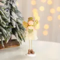 Ange de Noël avec ailes dorées et robe à franges blanches sur fond décoratif festif - Ange Debout Cœur Doré
