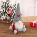 Gnome de Noël en peluche avec chapeau gris à cœur et corps rouge sur décor de fête - Chapeau Gris avec Coeur / Gris
