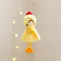 Colgante de muñeca de Pascua de felpa con niña en traje de pollito amarillo y cuerda fina - Estilo con Pollito