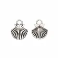 Paire de pendentifs coquillage argentés vintage avec textures et boucles fermées - Argent Antique