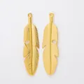 Paar vintage gouden metalen vederhangers met verfijnde gravures voor sieradenontwerp - Goud