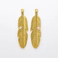 Gedetailleerde macro van goudkleurige veren hangers met vintage textuur voor DIY sieraden - Antiek Goud