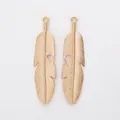 Vue détaillée de pendentifs plumes en métal doré avec gravures pour bijoux DIY - Or KC