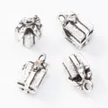 Detail von vier Vintage-Geschenkbox-Anhängern aus Legierung mit Schleife für DIY-Schmuck - Antiksilber