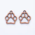 Detailansicht von zwei Vintage-Bronze-Bärenpfoten-Anhängern für DIY-Schmuckherstellung - Antikes Rotkupfer