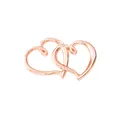 Détail macro de pendentif double coeurs entrelacés en finition or rose brillant - Or rose