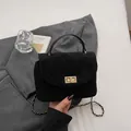 Bolso elegante de ante acolchado negro con cierre dorado y correa de cadena - Negro