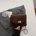 Bolso bandolera de pana marrón acolchado con cierre dorado y correa de cadena - café