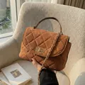 Bolso bandolera de ante acolchado marrón con cierre giratorio dorado y cadena - Marrón