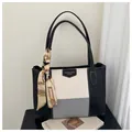Bolso tote minimalista tricolor de retazos con pañuelo vintage en blanco y negro - Gris