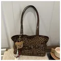 Suède draagtas met luipaardprint met lederen riemen en een pluchen beerhanger - Bruin Met Hanger