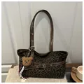 Retro tote tas met luipaardprint, bruine leren riemen en een pluche beer hanger - Groen Met Bedel
