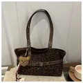 Retro tote tas met luipaardprint, verstelbare schouderbanden en een pluchen beer hanger - Klassieke Luipaard Met Hanger