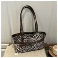 Retro leopard print suède draagtas met bruine lederen bies en verstelbare schouderriem - Wit