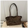 Retro tote tas met luipaardprint, bruine handvatten en metalen gespdetails - Bruin