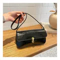 Borsa sottobraccio nera lucida stile francese con fibbia cilindrica dorata elegante - Nero