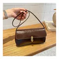 Borsa sottobraccio marrone scuro retrò in pelle cerata lucida e fibbia oro - Marrone