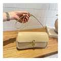 Borsa sottobraccio retrò francese in pelle verniciata beige con fibbia dorata e tracolla - Cachi