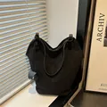 Borsa tote minimalista in finta pelle scamosciata nera con capienza ampia e ciondolo - Nero
