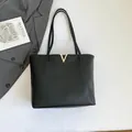 Grand sac cabas noir en cuir PU grainé avec ornement métallique en V doré élégant - Noir