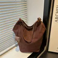 Borsa tote in ecopelle scamosciata marrone scuro con manici in pelle e pochette - caffè