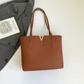 Sac cabas en cuir marron avec texture de litchi et détail métallique doré en V - Marron